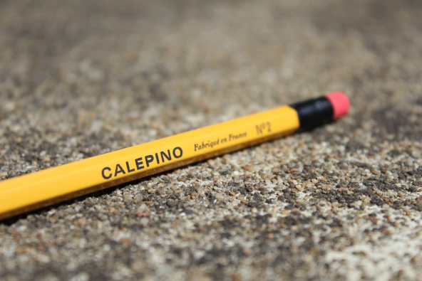 crayon de bois jaune