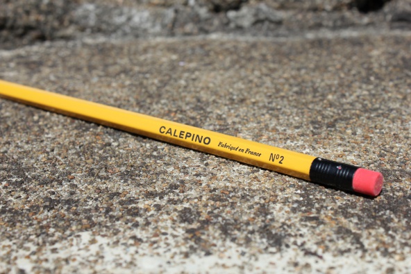 crayon jaune à papier fabriqué en France